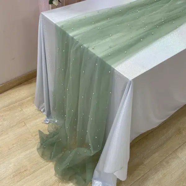 chemin de table en tulle vert avec perles