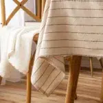 décoration élégante avec nappe carrée