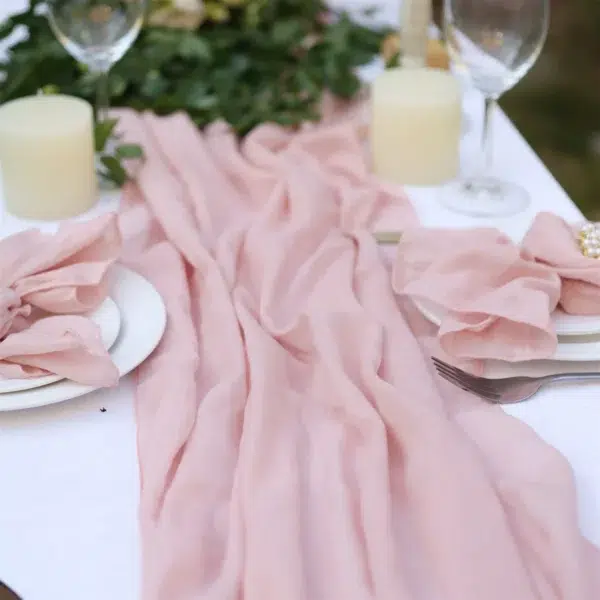 chemin de table en tissu rose pâle voile de coton