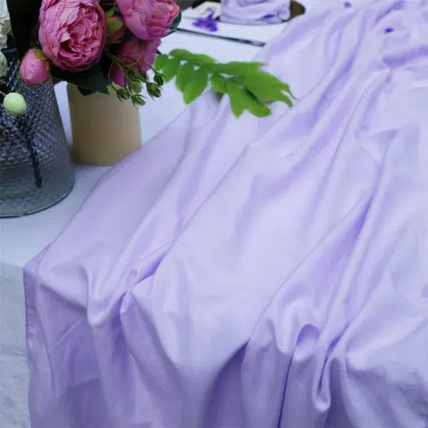 Chemin de table en tissu mauve voile de coton